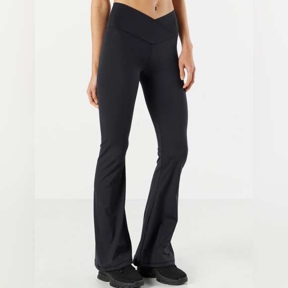 🛑SOLD🛑Forever 21 Black High V-Waist Flared Leggings Size Small - Picture 1 of 3